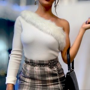 🤍 White Faux Fur Collar One-Shoulder Sweater 🤍